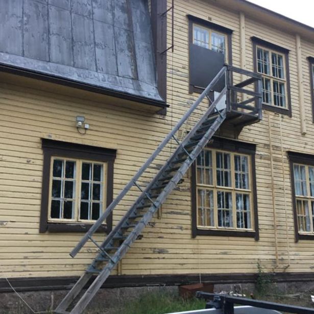 Myös ikkunan pokat on peitetty lateksimaalilla